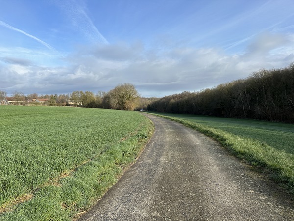 Peu avant St-Ouen-du-Pontcheuil, nous suivons cet ancien virage de la route d'Elbeuf, avant qu'elle devienne la D840, plus rectiligne.