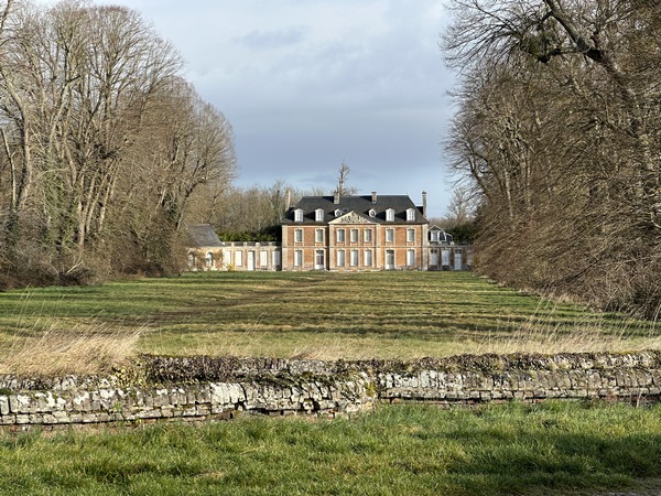 Nous longeons le château de Montpoignant, sur l'ancien domaine du chevalier Jean de Montpoignant (XIIIe). Le château actuel date du XVIIIe siècle. Sa propriétaire actuelle est la descendante directe du chevalier.