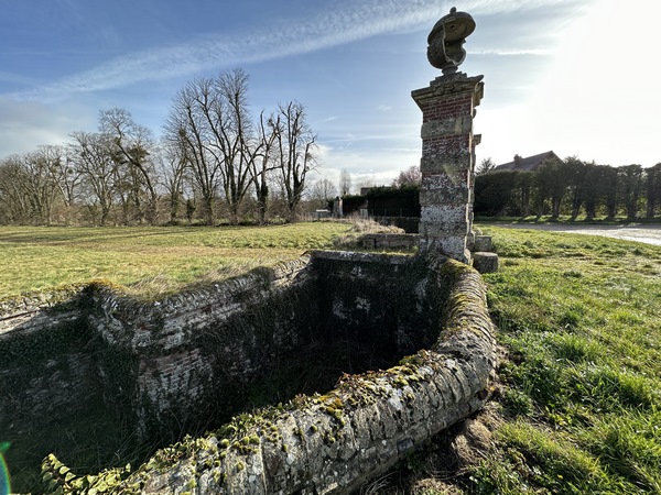 Détail du saut-de-loup du château. Un saut-de-loup est un fossé creusé à l'extrémité d'un parc pour en défendre l'entrée sans borner la vue. On appelle ça aussi un ha-ha, d'après Louis de France, le fils de Louis XIV, surpris, lorsqu'il aperçut cette construction dans les jardins de Meudon.