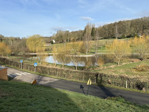 Nous arrivons à St-Amand-des-Hautes-Terres. Nous montons sur le coteau de l'Oison pour traverser le bourg par les chemins.