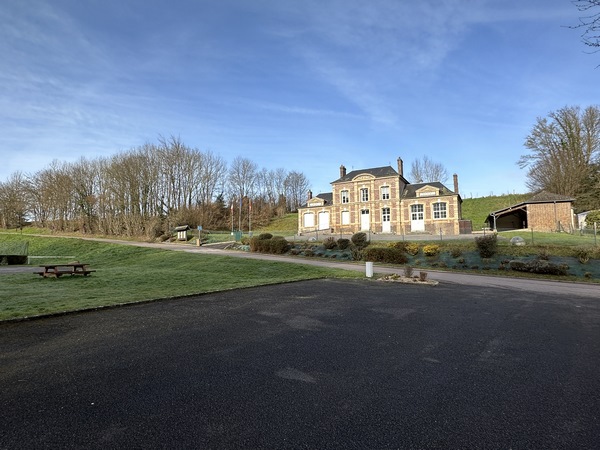 Nous allons continuer tout droit, le long de la mairie. A noter, à gauche, la table de pique-nique.