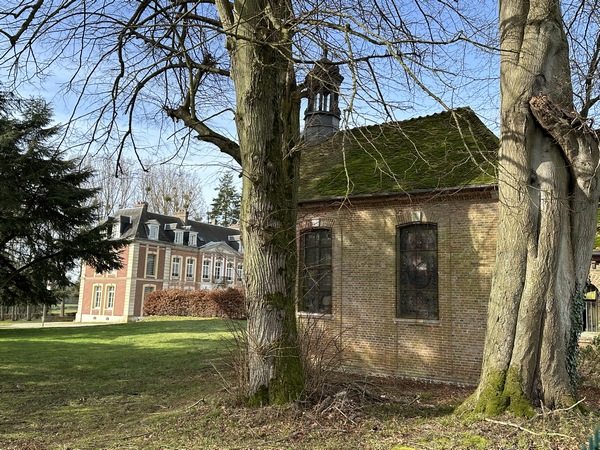 Château du Bosc-Féré et sa petite chapelle. Le château a été mis en vente par la mairie en 2022.