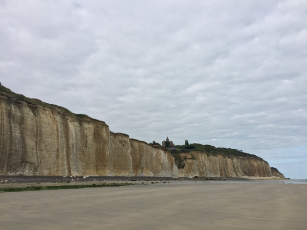 La marche est facile sur du sable bien ferme. Nous distinguons, en haut de la falaise, la fameuse église St-Valéry de Varengeville-sur-Mer.
