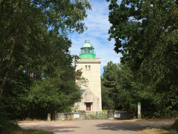 Nous voilà au phare d'Ailly. C'est le troisième phare sur cette falaise qui recule, il date de 1951.