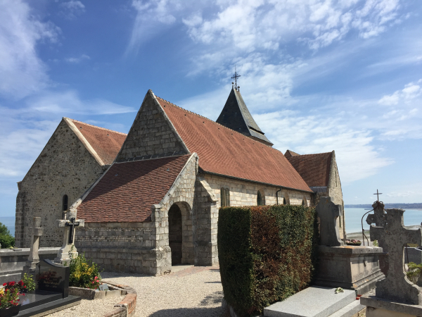 Nous arrivons à l'église St-Valéry (XIIe, XIIIe) de Varengeville-sur-Mer et son cimetière qui dominent la mer. Le porche d'entrée date du XVIe siècle. Elle est décorée de vitraux de Raoul Ubac et Georges Braque.