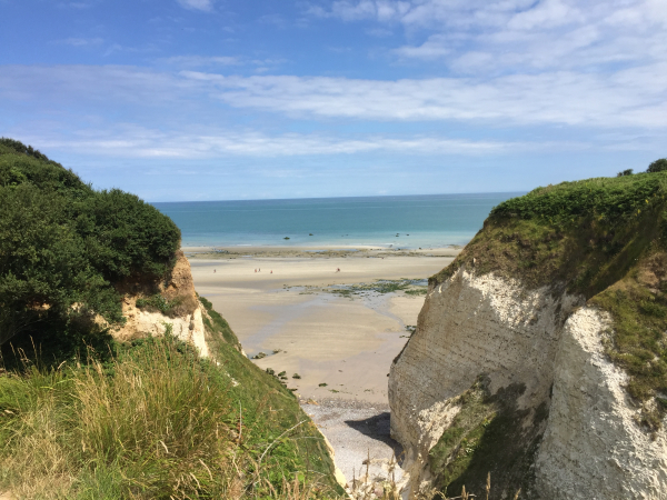 Après avoir descendu le sentier du littoral, parcouru par de nombreux peintres au XIXe siècle, et à notre époque, nous arrivons à la gorge des Moutiers.