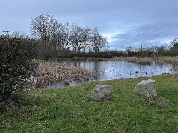 Je pars du parking de la Mare Saint-Lubin.&nbsp;Comme l'indique le panneau de présentation, cette mare a permis à de nombreuses générations de vivre sur ce plateau. Cette ressource d'eau, creusée par les hommes, alimentée uniquement par les eaux de pluie et de ruissèlement, était indispensable pour les usages domestiques et l'élevage.