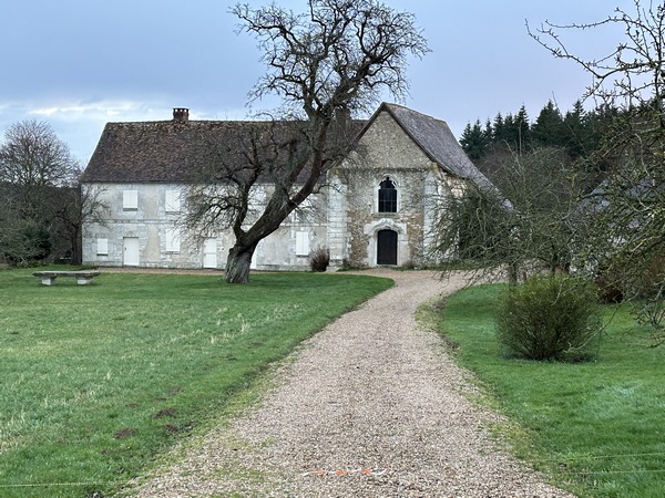 Une ancienne tradition assure que Saint Lubin, évêque de Chartres, aurait séjourné plusieurs années dans un ermitage devenu plus tard un prieuré. Un pèlerinage avait encore lieu le 14 mars au début XXe siècle. La chapelle et le bâtiment conventuel sont inscrits aux monuments historiques depuis 1935. Propriété privée.