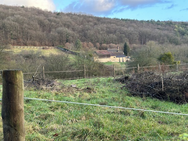 Vue sur la Petite Vallée, au pied de la Côte Blanche, depuis le Chemin des Fosses. Nous avions déjà suivi ce charmant chemin lors de notre circuit au départ du hameau des Fosses.