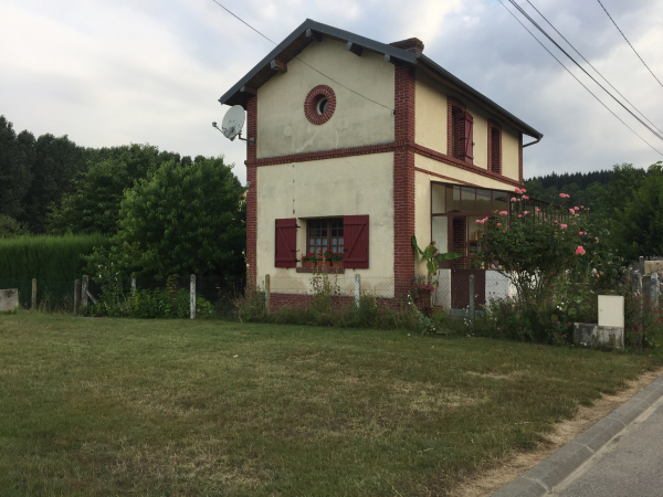 Rue de la Vigne Sur l'Eau, nous passons devant une ancienne maison de garde-barrière. La voie ferrée d'Evreux à Acquigny passait devant nous, sur l'herbage.