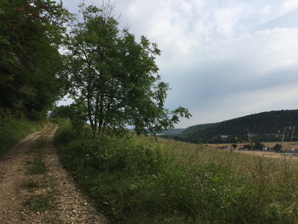 Nous montons sur la colline boisée à l'ouest de l'Iton.