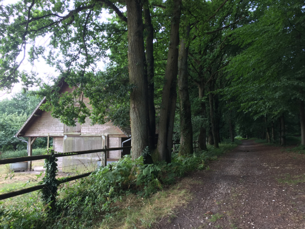 Grange en lisière du bois aux Bruyères.