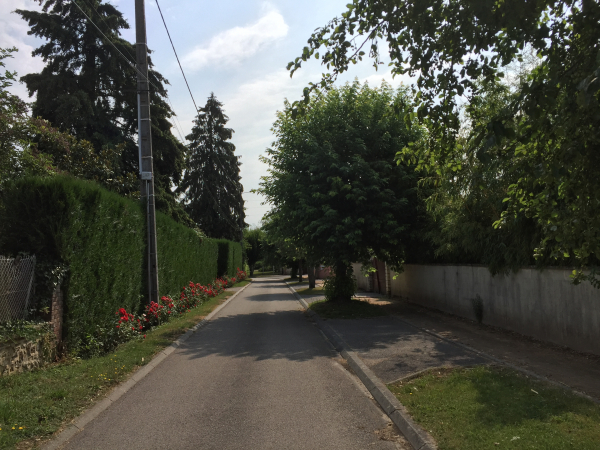 Tourneville, rue des Forières. Les voitures nous attendent sur le parking de la mairie un peu plus loin.