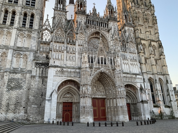 Comme pour Les Chemins Vers Compostelle, nous partons du parvis de la cathédrale Notre-Dame de Rouen. Bien entendu, ce n'est pas vers le sud que nous partons cette fois-ci, mais vers l'ouest.