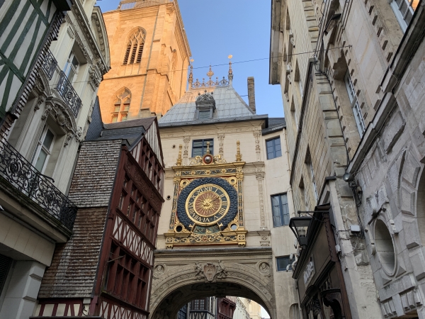 Nous suivons la célèbre rue du Gros-Horloge en direction de la place du Vieux Marché.
