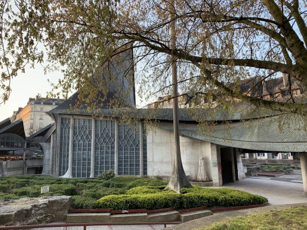 Place du Vieux-Marché, nous longeons l'église Sainte-Jeanne d'Arc (1979), et la croix dressée à l'emplacement du bûcher.
