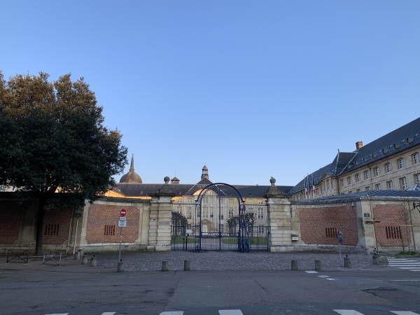 Nous arrivons au niveau de l'Hôtel-Dieu (XVIIIe), ancien hôpital, désormais préfecture de Seine-Maritime.