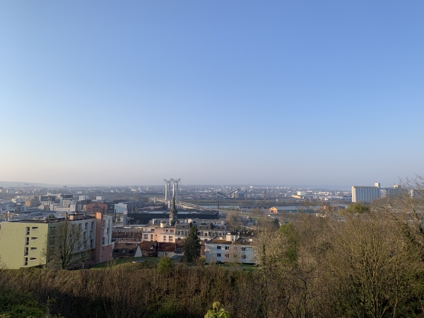 Nous sortons de Rouen par la rue Guillaume d'Estouteville qui domine la vallée de la Seine.