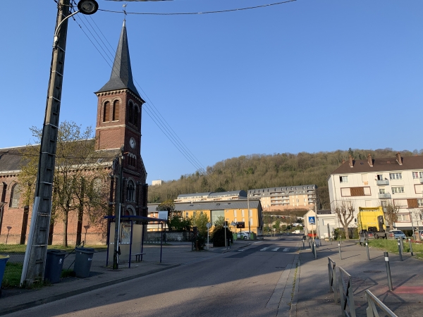 Derrière l'église Saint-Pierre de Bapeaume, nous voyons la colline boisée que nous allons monter pour rejoindre Canteleu.