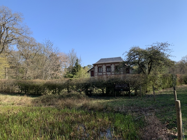 Nous sommes entrés en forêt domaniale de Roumare, nous arrivons ici à la Maison Forestière de la Mare de Grès.