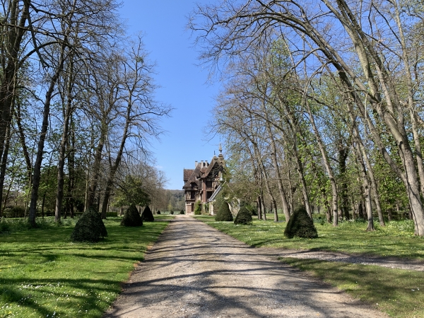 Nous passons devant le Manoir de Villers (XVIe XIXe) pour rejoindre le centre de Saint-Pierre-de-Manneville.