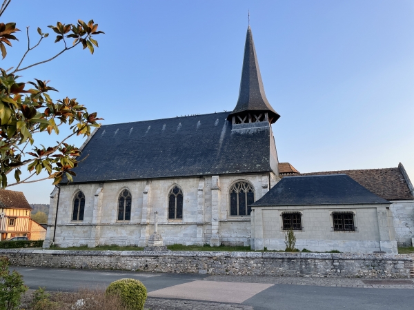 Deuxième étape des Chemins Normands du Mont-Saint-Michel, nous partons de Saint-Pierre-de-Manneville, dont on voit ici l'église Saint-Pierre (XVIe). Nous allons suivre le GR2 jusqu'à La Bouille.
