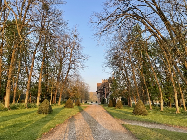 Nous passons devant le Manoir de Villers (XVIe XIXe) pour rejoindre la rue de Bas puis le bord de Seine. Le manoir, remanié par les propriétaires successifs, est un bel exemple de construction normande à pans de bois et en pierre de Caumont.