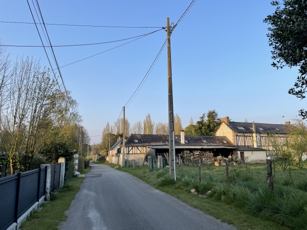 Nous évitons la D67 en suivant la rue de Bas parallèle.