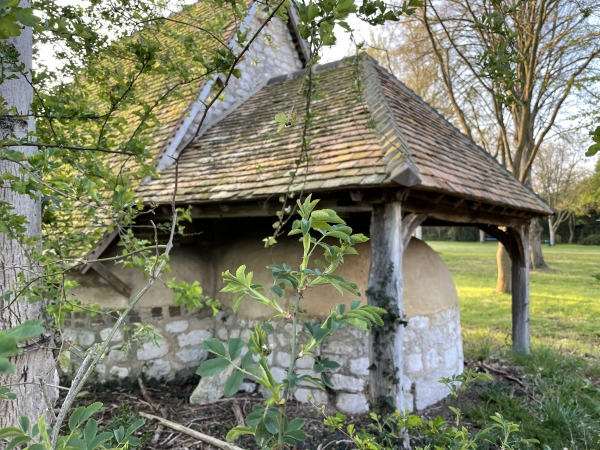 Fours à pain chemin du Billois, non loin du château de Billois.