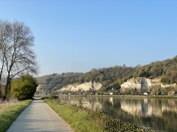 Nous voilà sur le chemin de halage en bord de Seine. Nous sommes en face des fameuses falaises de Caumont qui ont donné les pierres de nombreux monuments normands.