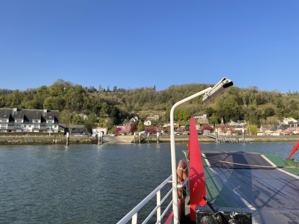 Nous traversons la Seine à bord du bac en direction de La Bouille.