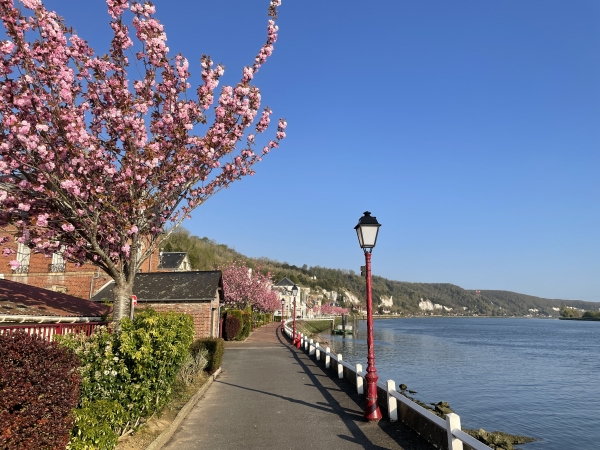 Nous longeons les quais de La Bouille. Nous laissons le GR2 qui se dirige vers Rouen, et suivons maintenant le GR23.