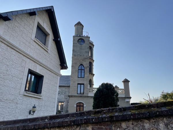 Après avoir traversé le charmant village de La Bouille, nous montons la Côte Albert Lambert. Le sculpteur Albert Lambert (1847-1918) a construit son Nid sur la colline au-dessus de La Bouille. La construction néo-gothique et équipée d'une tour avec une vue imprenable sur la vallée de la Seine.