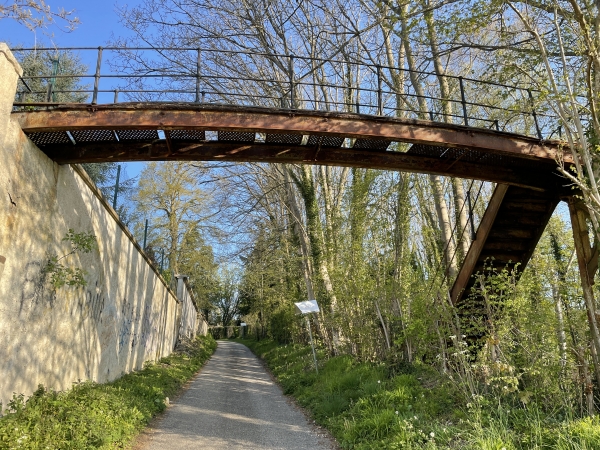 Une vieille passerelle privée reliait le manoir d'Heurtebise à son bois.