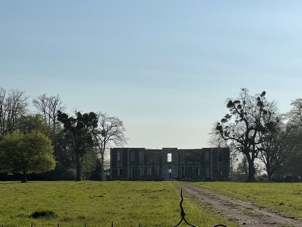 Le GR23 suit l'Allée des Châteaux qui dessert plusieurs propriétés du XIXe siècle. Ces châteaux dominent la Boucle de Roumare. Le château de Pluzel a été détruit par un incendie pendant l'occupation allemande.