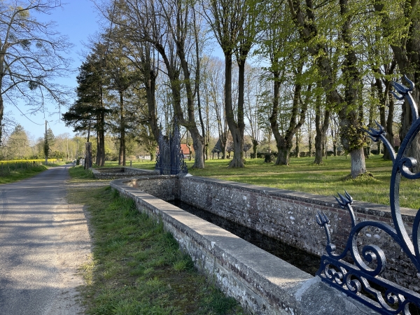 Saut de loup et portail du château de Caumont (ou château du Matré).