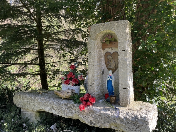 Oratoire en bordure de la rue de la Cavée dans le bois de Mauny. Nous traversons la rue de la Cavée et restons sur le chemin que suit le GR23.
