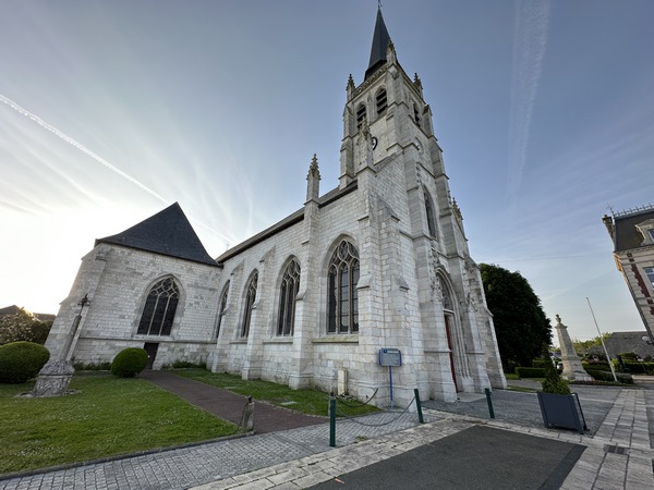 Nous partons du parking de la mairie de Bourg-Achard, au pied de l'église Saint-Lô (XIe, XVIe, XIXe), et partons en direction du cimetière.