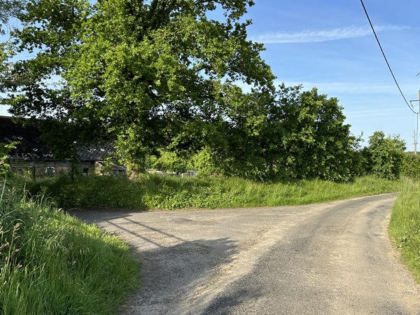 Nous traversons le hameau du Tac, et allons tourner ici à gauche dans la rue des Chaumières, qui devient chemin un peu plus loin.