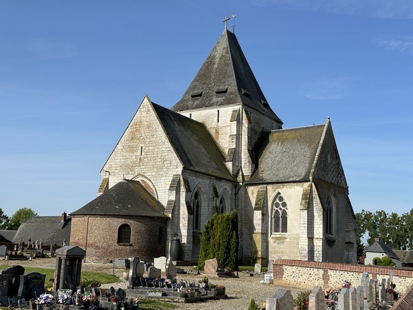 Nous longeons l'église Saint-Médard (XIIe XVe XVIe) d'Illeville-sur-Montfort, léguée en 1520 aux chartreux de Rouen. Elle possède un chemin de croix offert par Napoléon III.