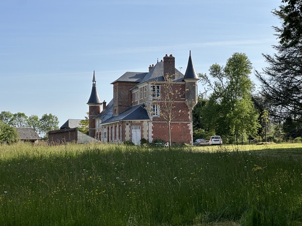 Le chemin, à l'entrée de la forêt domaniale de Montfort, longe le château du Courant (XIXe).