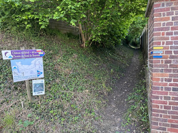 A Montfort-sur-Risle, impossible de rejoindre le centre du bourg sans passer par les ruines du château féodal.