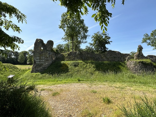 Le château de Montfort fut édifié par Hugues 1er de Montfort au XIe siècle et détruit par Jean sans Terre au XIIIe. Le site est bien aménagé, avec des toilettes, tables de pique-nique... Ideal en fin d'étape.