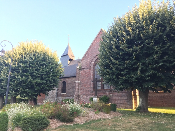 Les Hogues, église Saint-Mathurin. Le village est implanté sur une hauteur qui offre une vue panoramique incontournable sur la vallée de l'Andelle jusqu'aux abords de Rouen.
