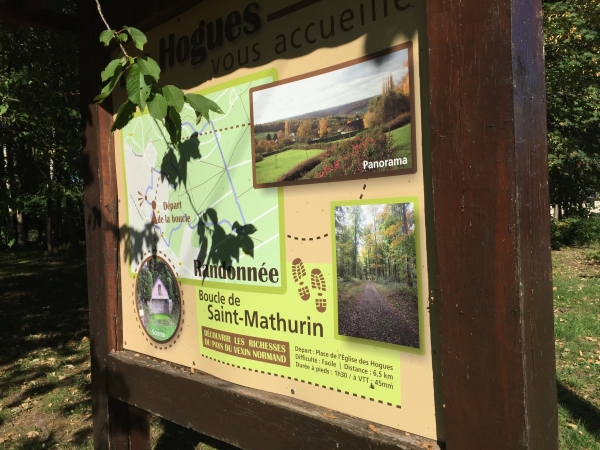 Nous avons rejoint les Hogues au niveau de la maison forestière. Panneau de la randonnée de la Boucle de Saint-Mathurin que nous avons suivie en partie.