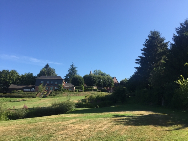 Nous revenons à la place de la mairie en passant par le sentier Saint-Mathurin.