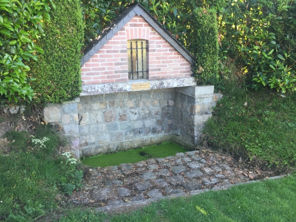 La source est placée sous la protection de Saint-Mathurin, prêtre du IVe siècle, patron des bouffons, des comiques et des marins bretons.