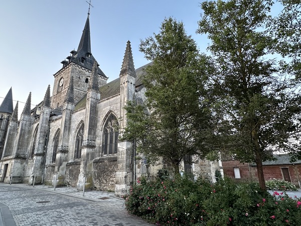 Nous partons de l'église Saint-Martin (XVe) de Brionne, et prenons la direction du sud.