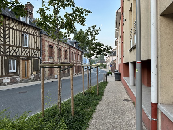 Sur ce circuit, nous allons suivre les balises du GR224, puis celles du GR26. On voit ici la balise rouge et blanche dans Brionne.