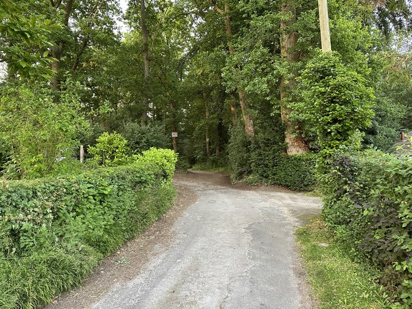 Sur les hauteurs de Brionne, nous quittons la rue du Bois pour entrer dans le bois de Valleville.